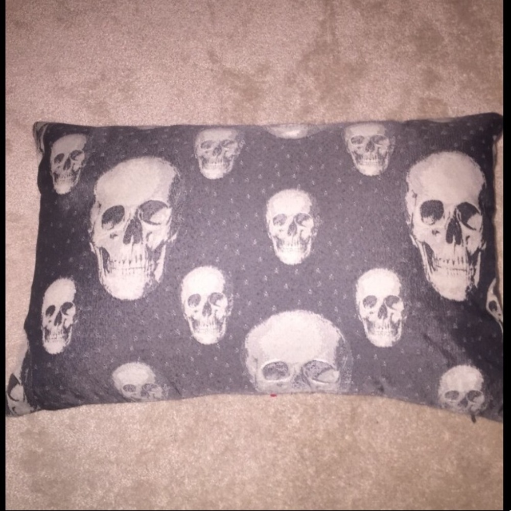Skull Pillow - Picture 2 of 4
